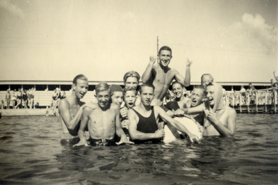 825392 Afbeelding van een groepje jongemannen in het bad 60-120 cm. van de Zweminrichting De Liesbosch ...